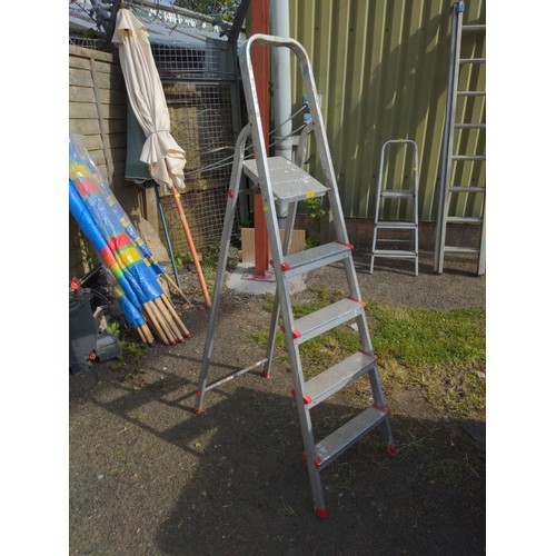 22 - Aluminium 4 step stepladder