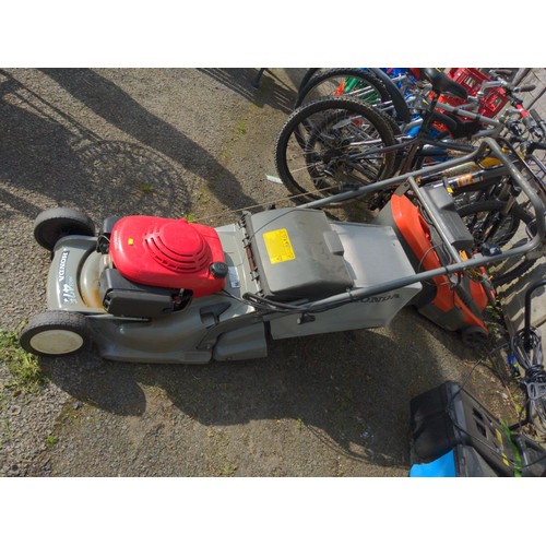 28 - Honda petrol lawn mower. Tested, but we were unable to start it. Sold as spares & repair. Blade ... 