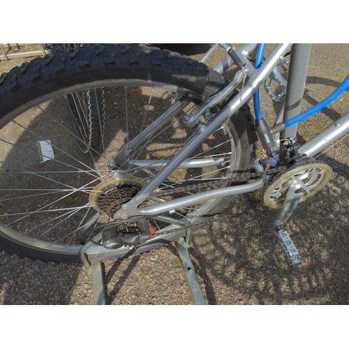 32 - Raleigh men's mountain bike, with Airlite 18