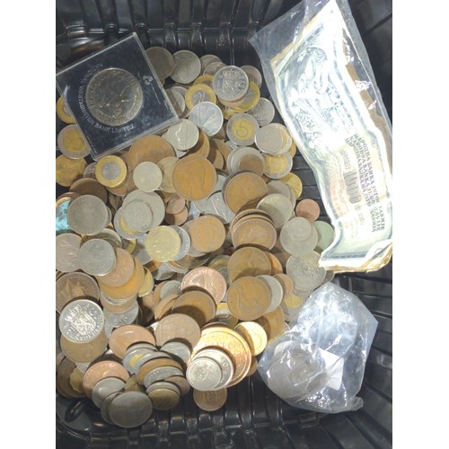 492 - Tub of British and world coins and banknotes, gross weight including tray 1.93kg