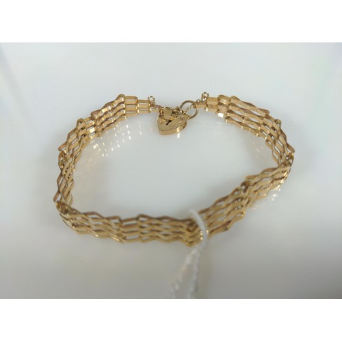 523 - 9ct gold gate link bracelet with heart-shaped clasp and safety chain, gross weight 6.75 grams