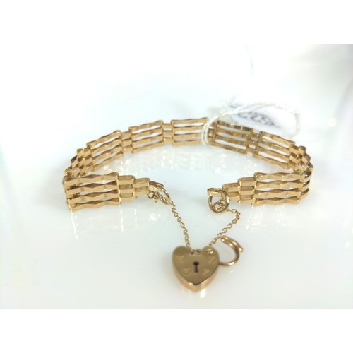 523 - 9ct gold gate link bracelet with heart-shaped clasp and safety chain, gross weight 6.75 grams