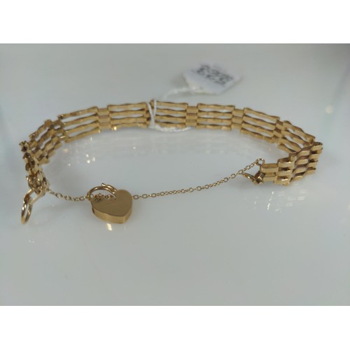 523 - 9ct gold gate link bracelet with heart-shaped clasp and safety chain, gross weight 6.75 grams