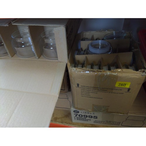 280 - 2 boxes of 444ml / 15oz storage jars & 2 boxes of 22oz storage jars & box of matching lids.