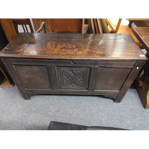 841 - C18th oak coffer W122 x D44 x H69cm