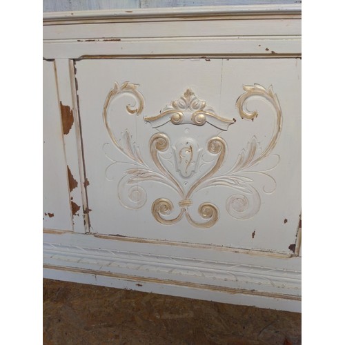 300 - French style shabby chic painted bed. Width of footboard 143cm