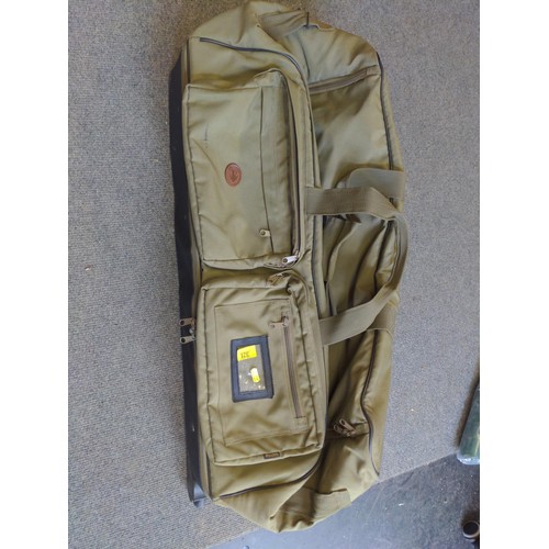 321 - Showbee waders (size9) + Long padded Showbee holdall on wheels. 93cm x w 33cm