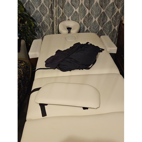 201 - Massage Imperial. Massage bed in cover (white)