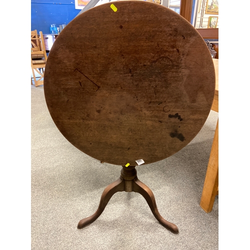 829 - Centre turned pedestal style round occasional table. Dia 72 H 72 cm