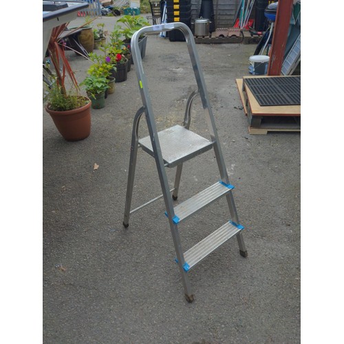 126 - Aluminium 2 step, step ladder