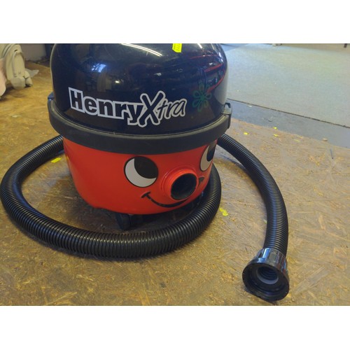 270 - HenryXtra vacuum cleaner, tube present but no steel pipe or head