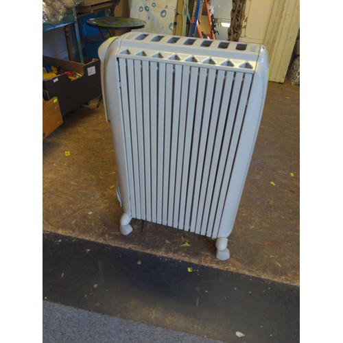 272 - DeLonghi oil filled radiator with timer