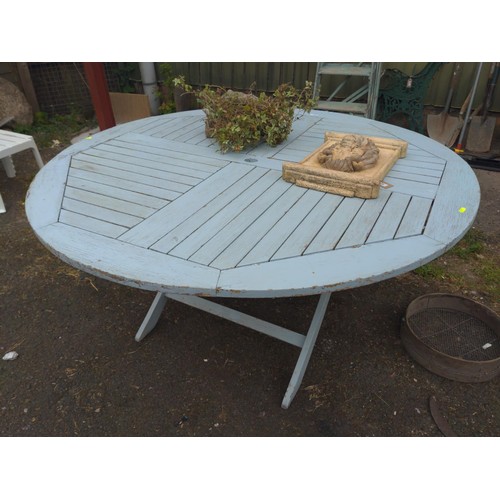 41 - Painted teak garden table. D156cm