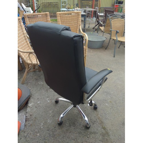 70 - Black office chair in faux leather