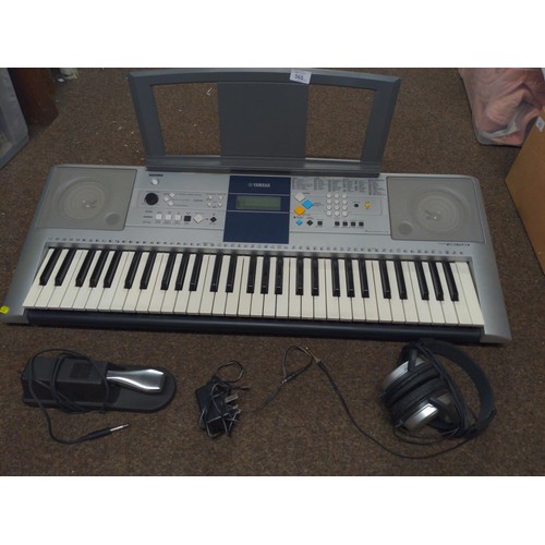 565 - Yamaha PSR-E323 keyboard with medal and Audio Technica Headphones