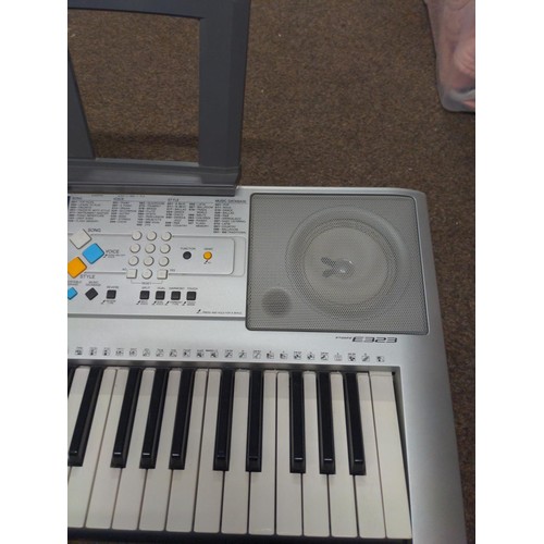 565 - Yamaha PSR-E323 keyboard with medal and Audio Technica Headphones