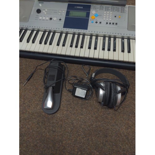 565 - Yamaha PSR-E323 keyboard with medal and Audio Technica Headphones