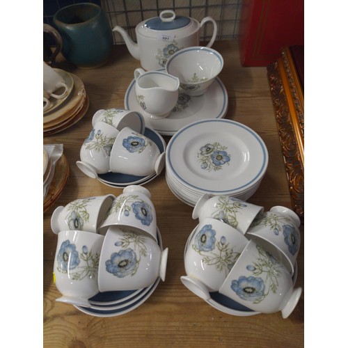 591 - Susie Cooper Glen mist tea service inc 11 cups 12 saucers and side plates, 2 cake plates, Tea pot mi... 