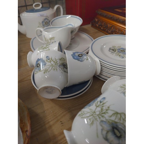 591 - Susie Cooper Glen mist tea service inc 11 cups 12 saucers and side plates, 2 cake plates, Tea pot mi... 