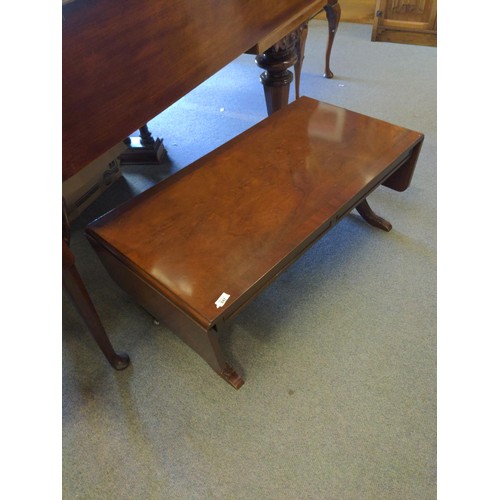 847 - Modern mahogany double leaf coffee table with carved legs and turned centre support. W156 D54 H43cm