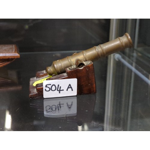 504A - Brass firing miniature canon on wooden carriage, length 13cm