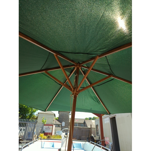 2A - Green fabric garden parasol with waterproof cover