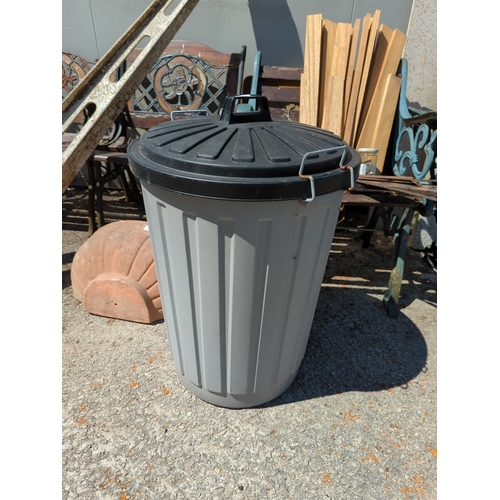 150L - Plastic bin with lid