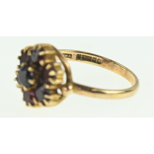 116 - 9ct gold and garnet cluster ring, size O1/2, gross weight 3.38 grams