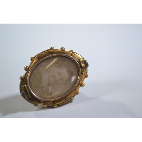 138 - Yellow metal mourning brooch, tests positive for 18ct gold, gross weight 7.22 grams