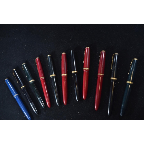 281 - Collection of Parker Duofold fountain (11 in total) pens all with 14k nibs.