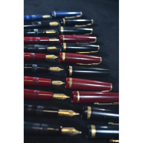 281 - Collection of Parker Duofold fountain (11 in total) pens all with 14k nibs.