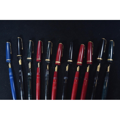 281 - Collection of Parker Duofold fountain (11 in total) pens all with 14k nibs.