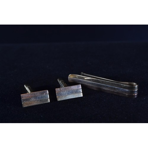 190 - 9ct tri-colour gold cufflinks and matching tie clip, gross weight 12 grams