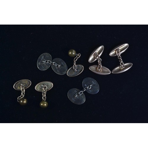 193 - 2.5 pairs of 9ct gold cufflinks and one pair with 9ct on silver gross weight 9.3g 