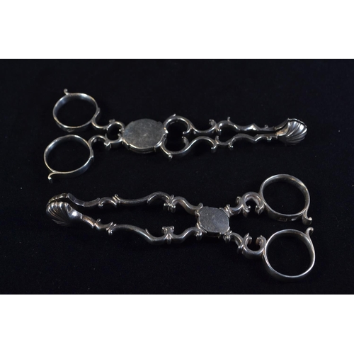 364 - Two pairs of Georgian silver sugar nips, including: Richard Mills London circa 1760 and R.W London, ... 