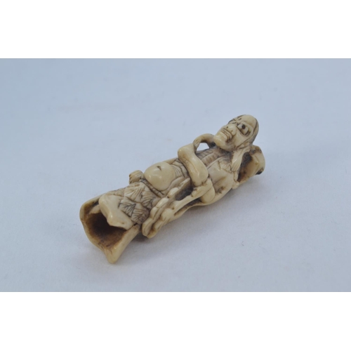 478 - Japanese netsuke of Gama Sennin holding a toad, length 6.5cm