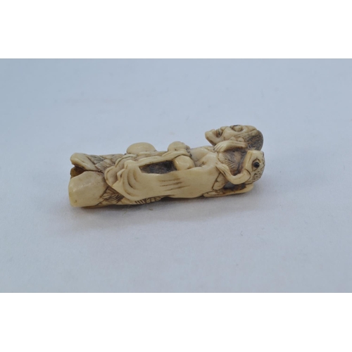 478 - Japanese netsuke of Gama Sennin holding a toad, length 6.5cm