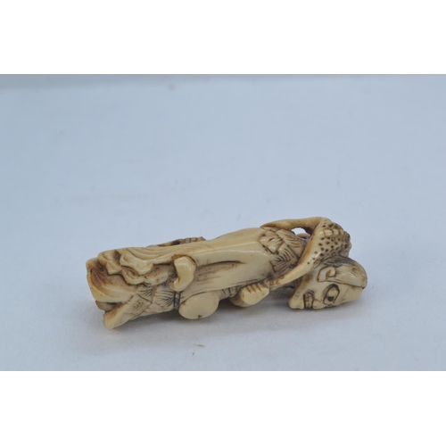 478 - Japanese netsuke of Gama Sennin holding a toad, length 6.5cm