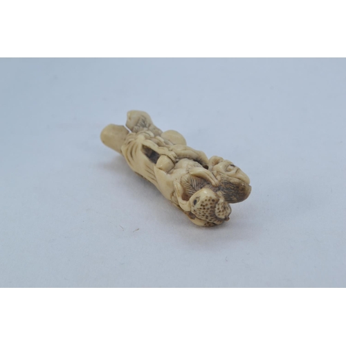 478 - Japanese netsuke of Gama Sennin holding a toad, length 6.5cm