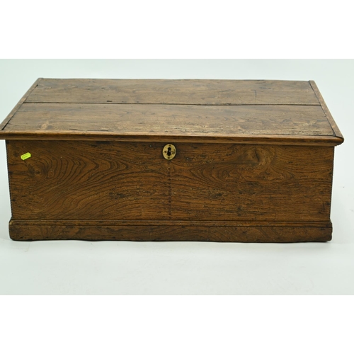 511 - Oak chest with lifting top and original lock in place but no key. W87 D54 H29 cm