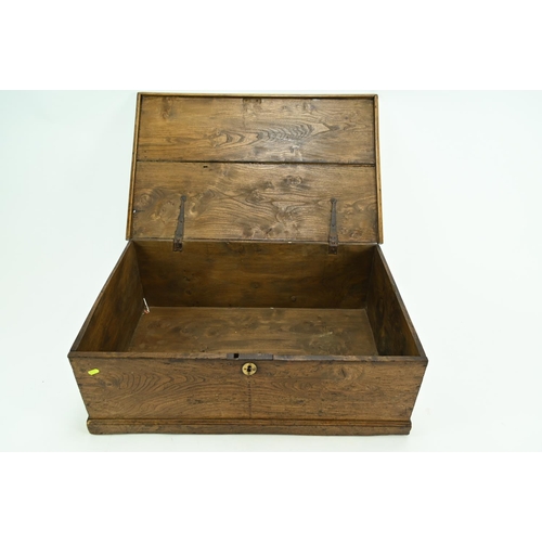 511 - Oak chest with lifting top and original lock in place but no key. W87 D54 H29 cm