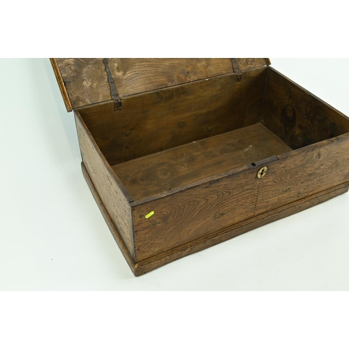 511 - Oak chest with lifting top and original lock in place but no key. W87 D54 H29 cm