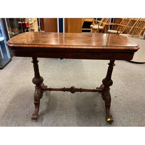 522 - Flame mahogany folding card table with good green baize, carved legs, turned cross section  and orig... 