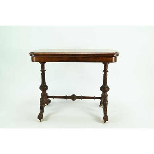 522 - Flame mahogany folding card table with good green baize, carved legs, turned cross section  and orig... 