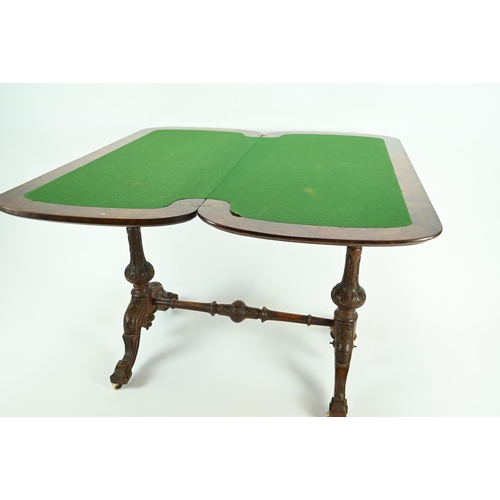 522 - Flame mahogany folding card table with good green baize, carved legs, turned cross section  and orig... 