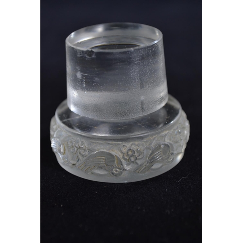 600 - Lalique glass 'Dampierre' decanter and stopper, the stopper moulded with a frieze of birds and ... 