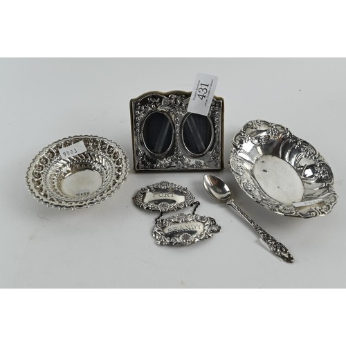 431 - Six mixed pieces of silver, including two decanter labels, photo frame, spoon and two small dishes, ... 