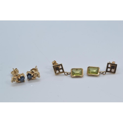 239 - Two pairs of yellow metal gold earrings, test positive for 9ct gold, set with sapphire and peridot r... 