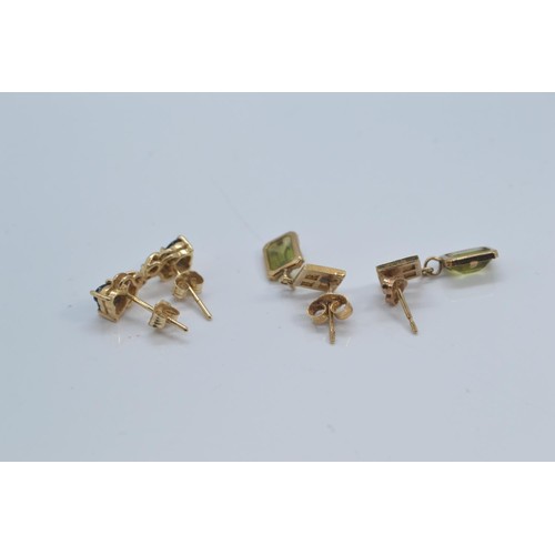 239 - Two pairs of yellow metal gold earrings, test positive for 9ct gold, set with sapphire and peridot r... 