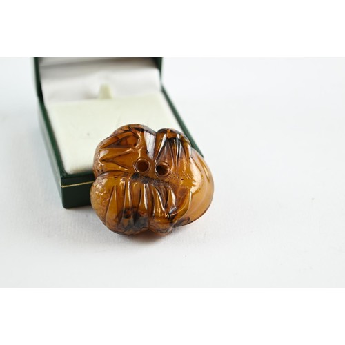 480 - Carved amber netsuke of a toad. Signed to base. 40mm long